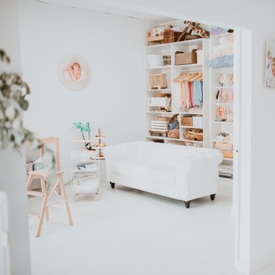 Sesión fotográfica profesional para maternidad en estudio