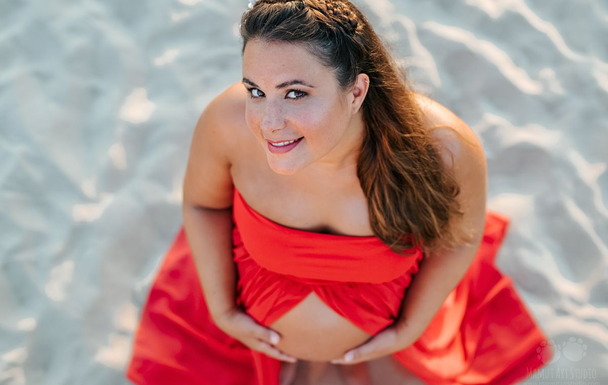 Sesión fotográfica de embarazo en estudio o en exterior