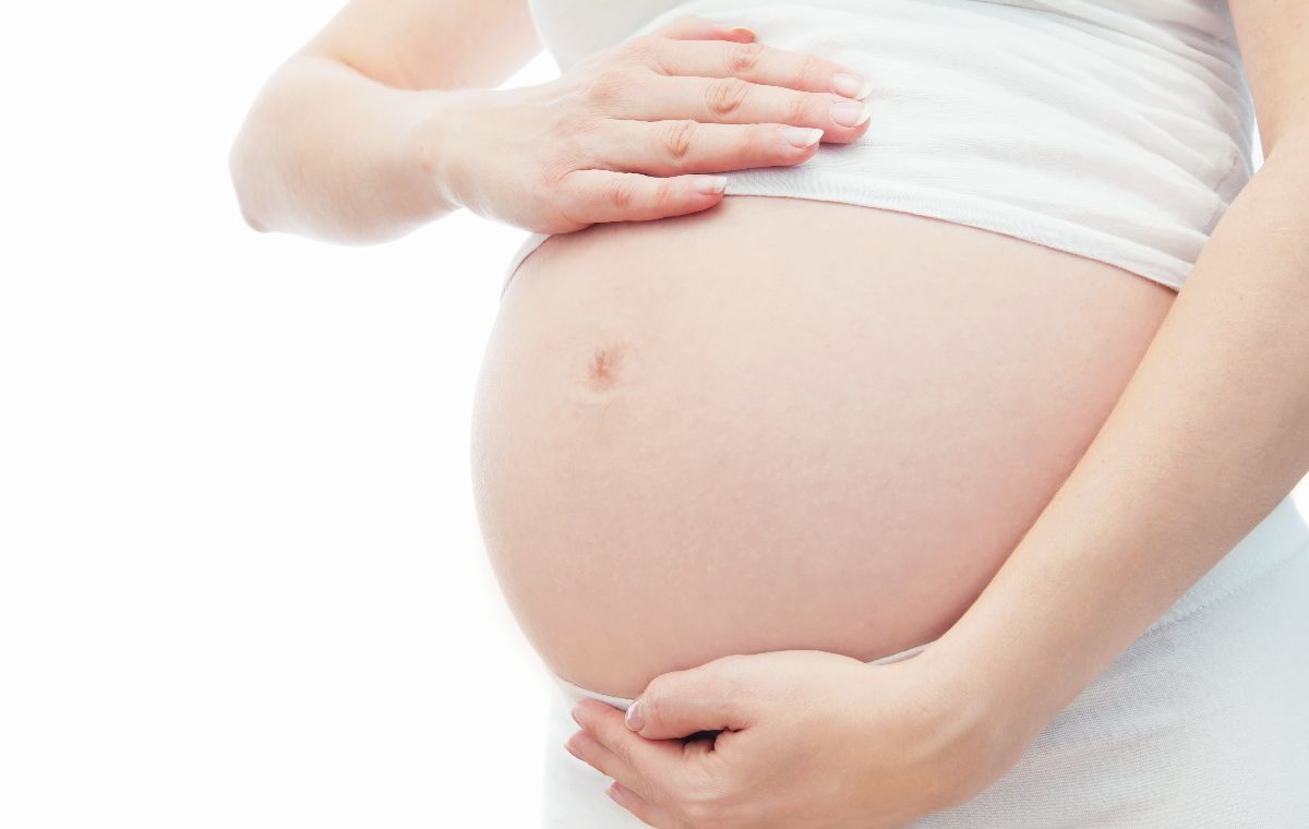 Sesión fotográfica profesional para embarazadas en estudio