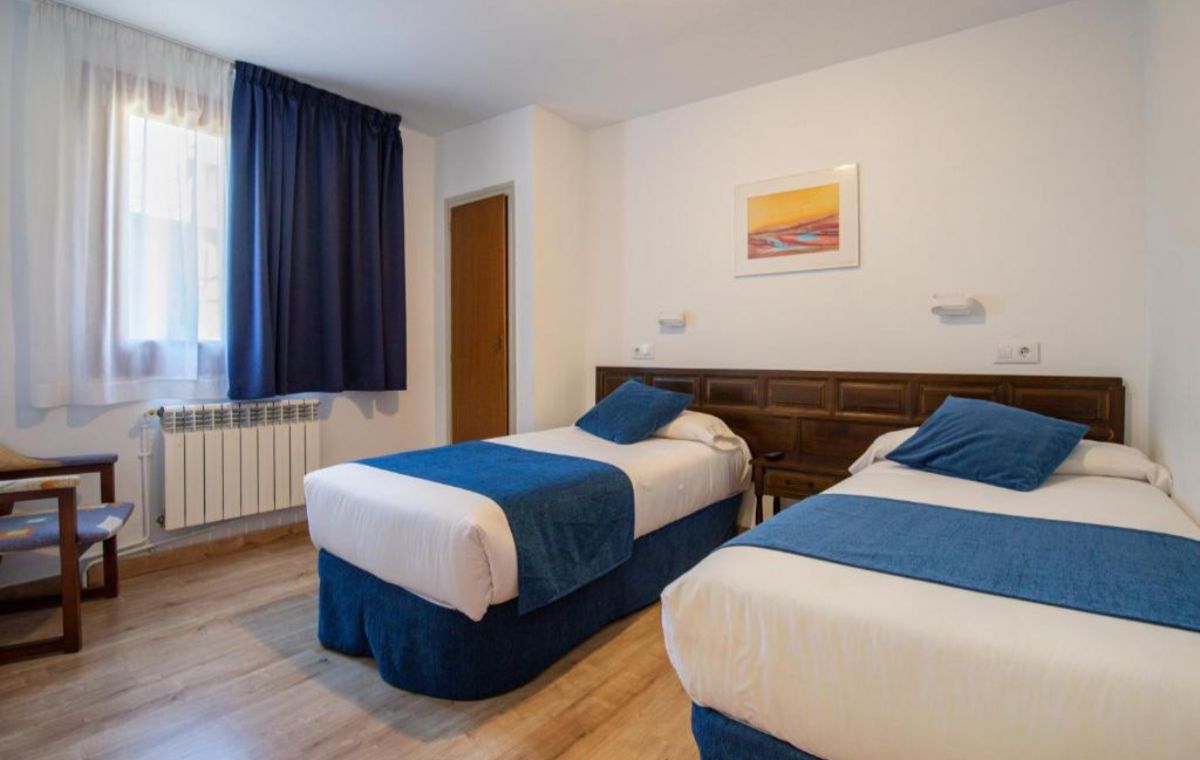 Hotel Marxant: 1 Nit d'Allotjament + esmorzar per a 2 adults+ 1 nen