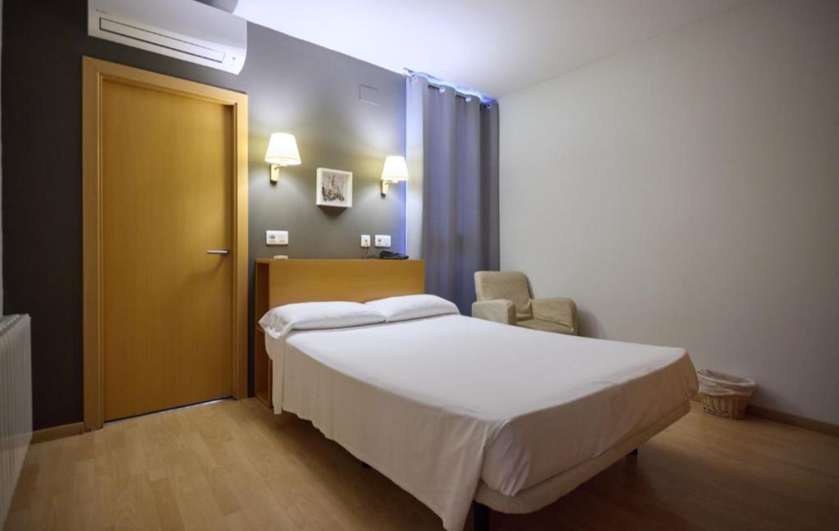 Hotel Jerica *** : 1 Noche de Alojamiento + Desayuno - Para 2 Personas