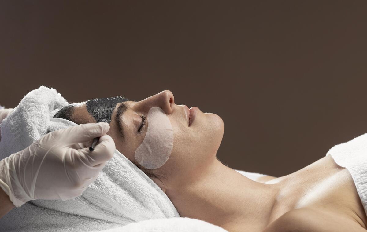 VITALINA ESTETICA: Facial profundo de 7 pasos, Masaje relajante, Hidratación facial profunda con terapia de Luz led