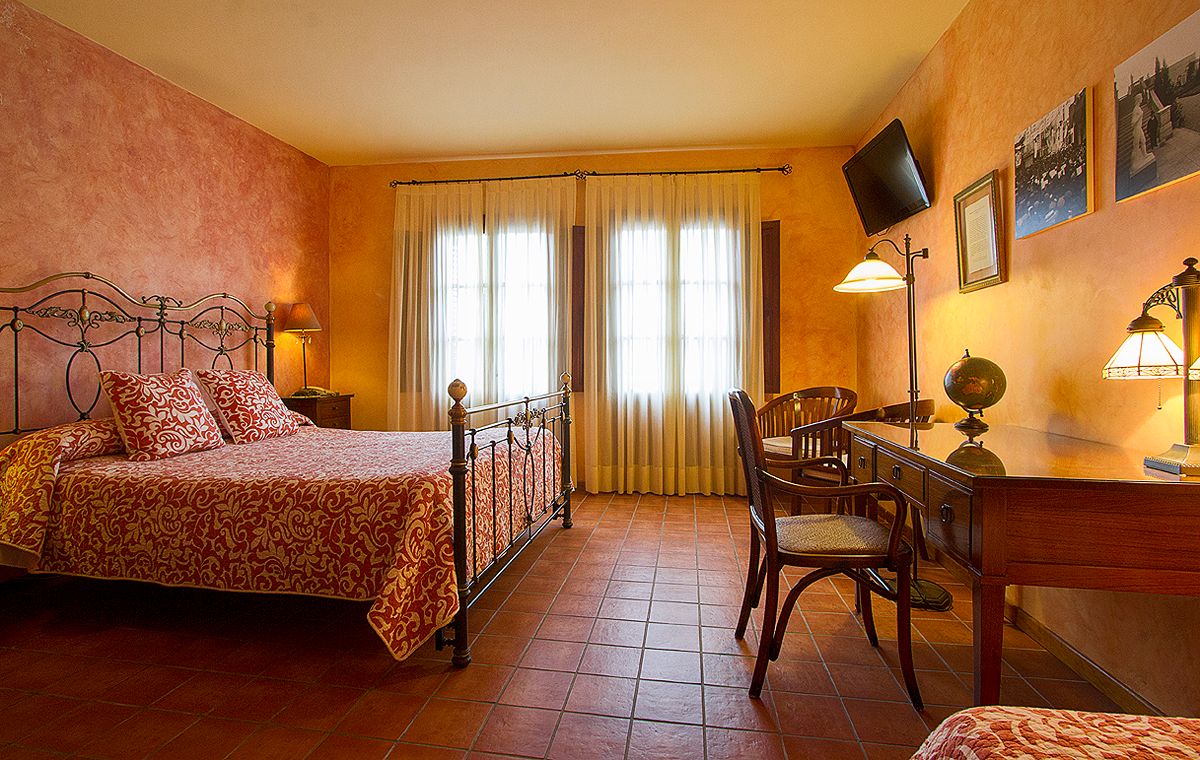 Hotel Antiga: 1 nit d’allotjament amb banyera d´hidromasatge + esmorzar per a 2 persones