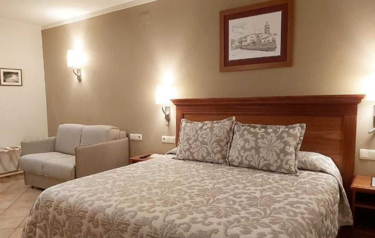 Hotel La Quadra:1 nit d’allotjament en habitació superior  + esmorzar per a 2 persones