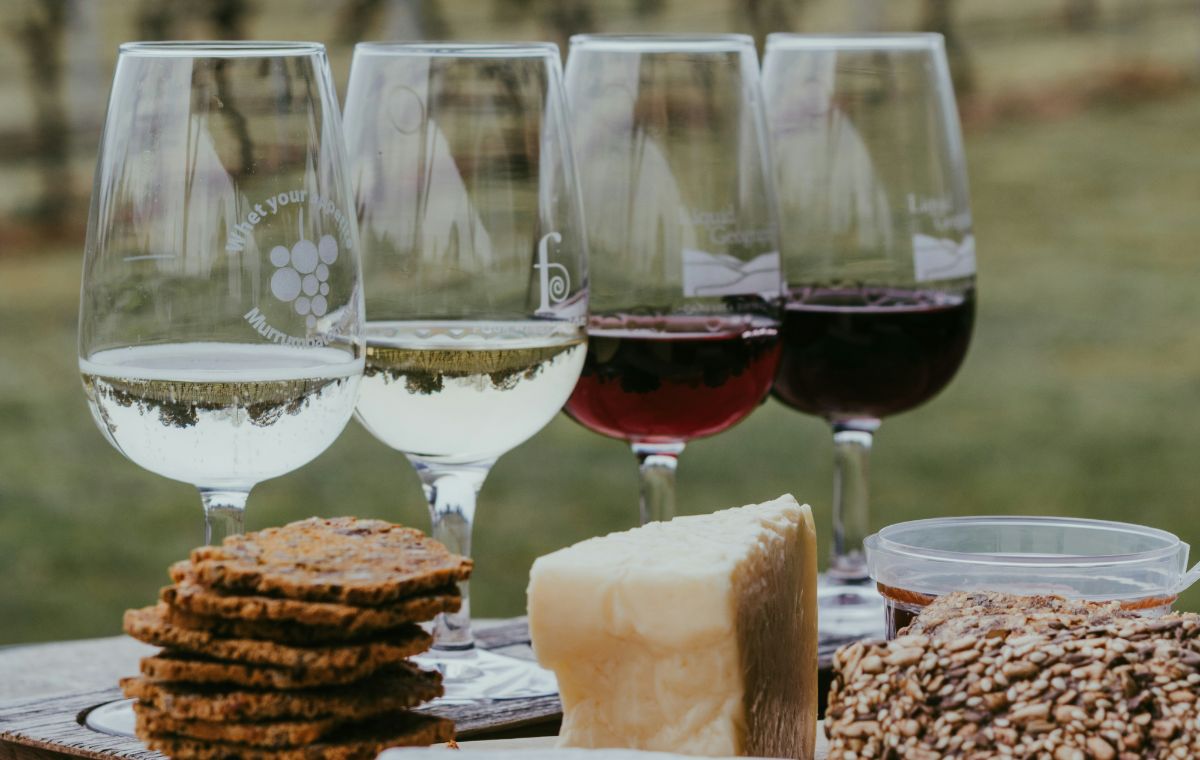 Visita al claustre del monestir, visita al celler, tast de vins i pica-pica