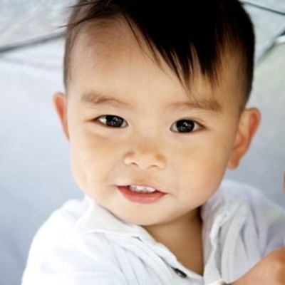 Sesión fotográfica profesional para bebés en estudio o exteriores