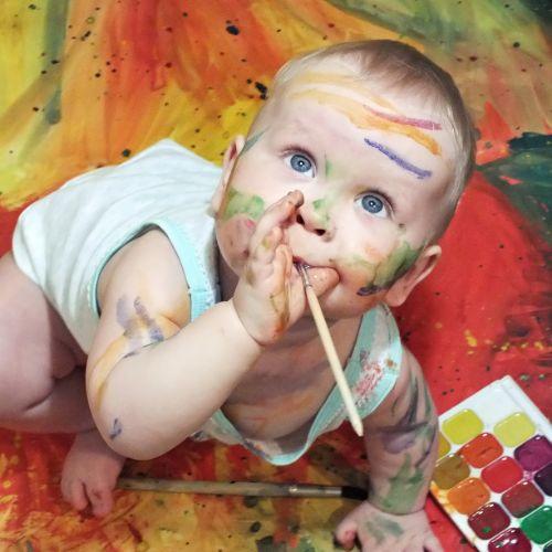 1 clase de estimulación creativa con pintura, música y movimiento