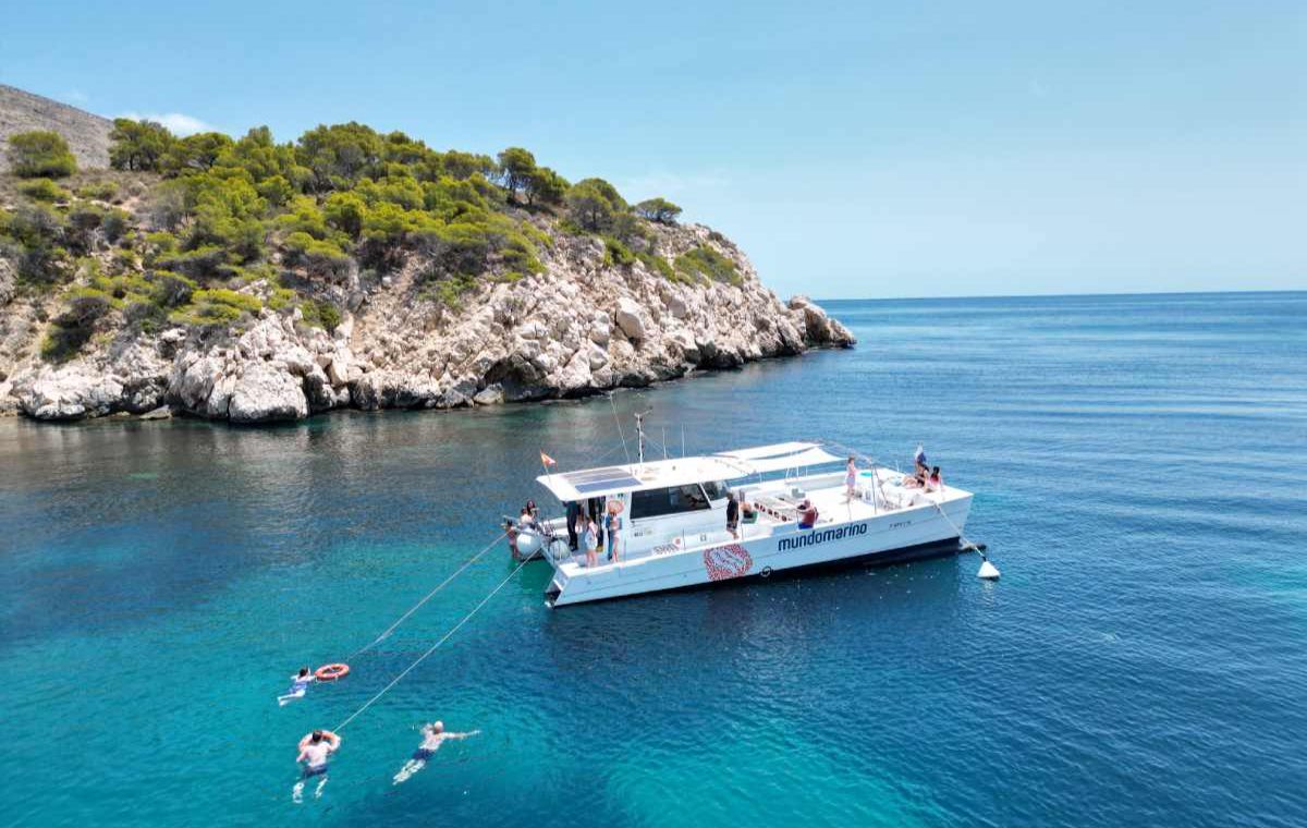 Excursión en barco con baño por Calpe para 2 adultos+ 1 niñ@