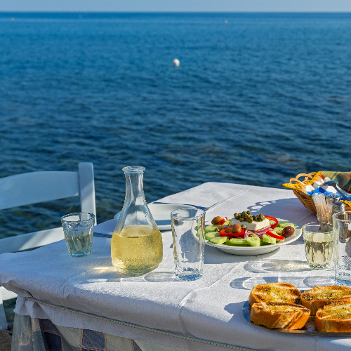 Hostal Labella: 1 Noche de Alojamiento con Desayuno y Cena- Para 2 Personas+ 1 Niñ@