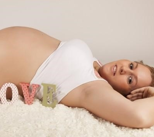 Sesión fotográfica para embarazadas en estudio o exteriores