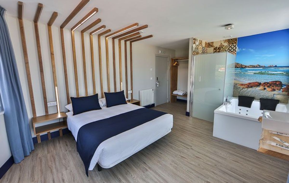 Hotel Playa de Camariñas: 1 noche en hab. Con jacuzzi con desayuno para 2 personas
