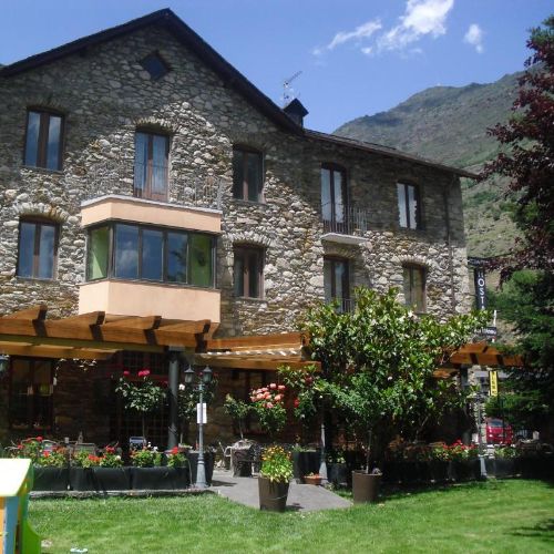 Hostal Vall d'Anéu : 2 noches con desayuno para 2 adultos + 1 niño.